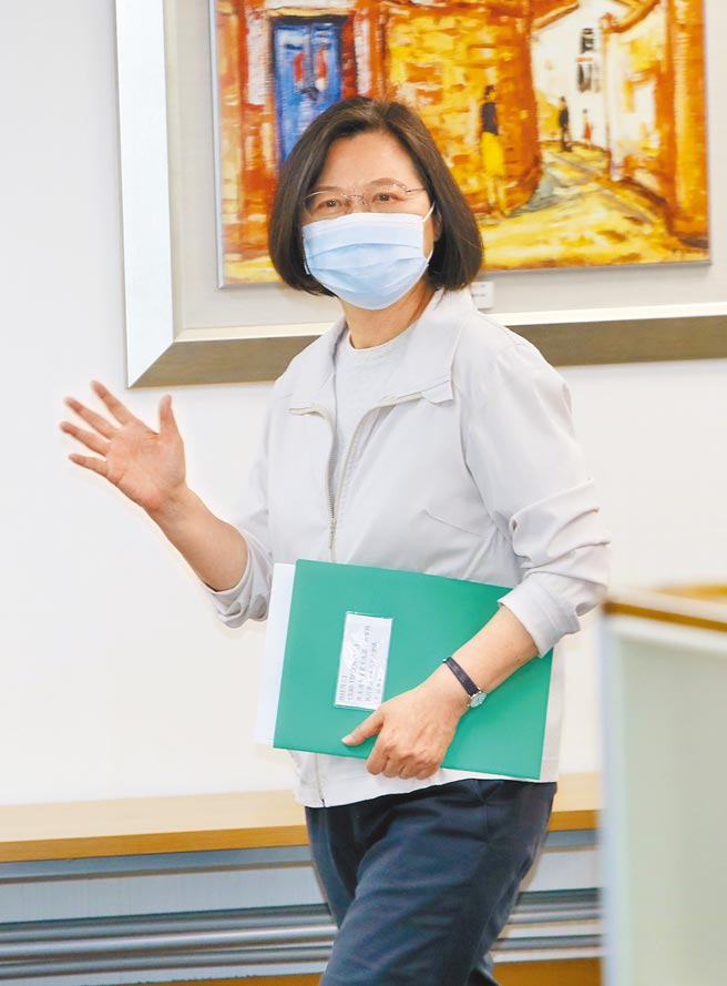 身兼民进党主席的蔡英文总统（图）17日出席民进党中常会，对着媒体镜头挥手致意。（刘宗龙摄）