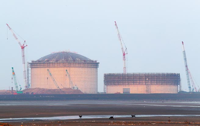 经济部长王美花坦言，2025年能源配比目标可能要调整，燃煤要比设定来的高，硬生生戳破了小英非核家园的「能源转型」政策，如同纸糊一样的脆弱。图为天然气三接工程中的天然气储存槽。（本报资料照片）