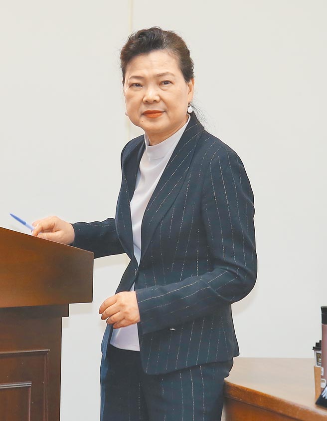 针对国内水情告急，外界关心是否将对用水大户开徵「耗水费」，经济部长王美花17日在立法院表示，初步方向年底会提草案，就算开徵也是明年的事。（姚志平摄）
