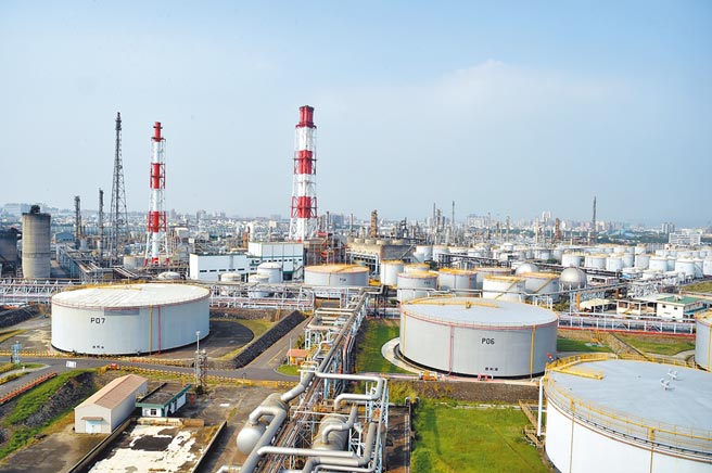 原先规画17年才完成土污染整治的中油高雄炼油厂，在市府要求下缩短为3年，环团忧心到底能不能整治得完？（本报资料照片）