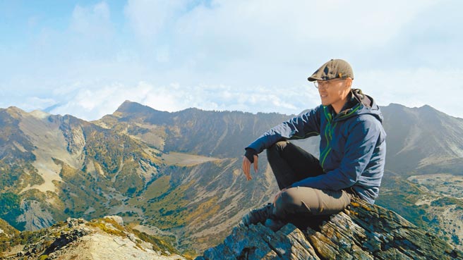 登山嚮導普魯圖懷抱「希望讓所有台灣人都來登山」的夢想，在公視紀實影集《群山之島與不去會死的他們》中，分享自己對山的感受。（公視提供）