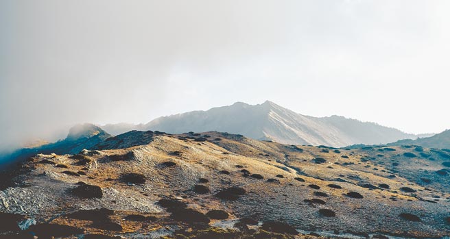 漫畫家莊河源以登山漫畫《超嶽》中的人物故事，同步介紹登山行前小知識，讓大眾輕鬆走入山林。圖為《群山之島與不去會死的他們》劇照。(公視提供)