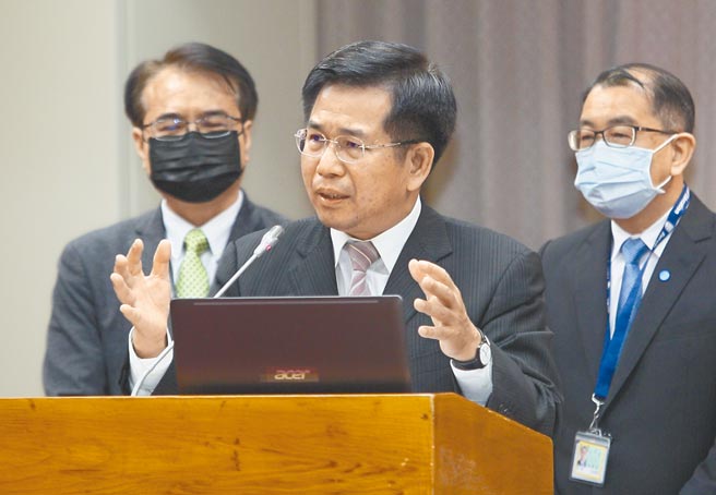 教育部停辦全國學生表演藝術類競賽團體賽，引發學生及家長強力反彈；教育部長潘文忠（中）17日在立法院表示，在今年初時，台灣疫情嚴峻，停辦表演藝術競賽團體賽，是不得已的決定，現在也沒辦法再找到適合場地進行比賽。（張鎧乙攝）