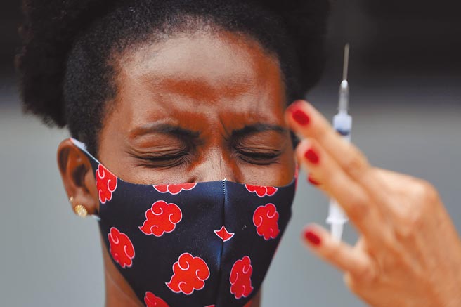 美国前总统川普16日接受福斯新闻专访时，首次称疫苗安全有效，鼓励他的支持者施打，这是川普卸任以来最明确表态支持接种新冠疫苗。（美联社）