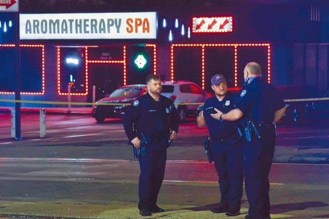 喬治亞州亞特蘭大地區有3家按摩水療館16日接連遭到槍擊，造成至少8死1傷。圖為警方在案發現場進行調查。（路透）