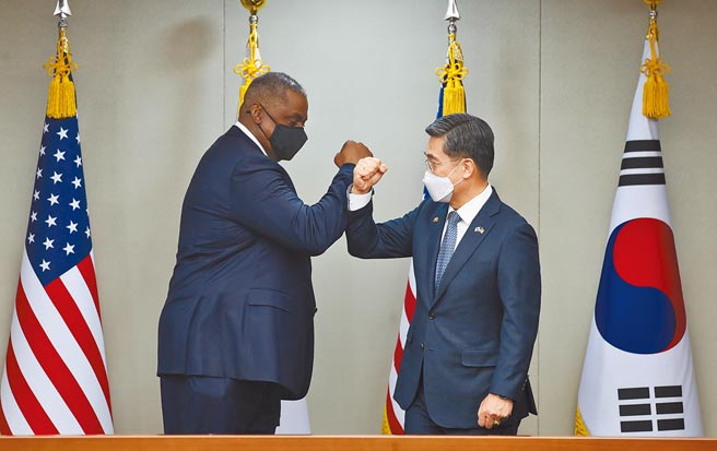 美國國防部長奧斯汀17日飛抵南韓，與南韓防長徐旭進行1+1會談。（美聯社）