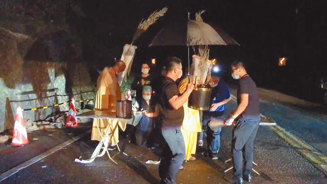 罹難者的家屬在17日凌晨前往事故現場招魂。（讀者提供／胡健森宜蘭傳真）