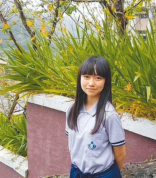 基隆二信高中学生龙怡君放弃公立明星学校，选择留在家乡念书，考上台大会计系。（基隆二信高中提供／陈彩玲基隆传真）