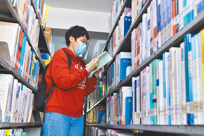 今年部分大陆大学，提高招收台生的学测成绩门槛。图为福建华侨大学一名台生在图书馆看书。（中新社）