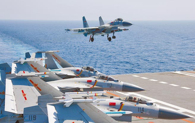 大陆两会结束，中美2+2外交战略对话举行前夕，大陆在南海举行军事演习。图为日前大陆歼—15舰载战斗机在大陆航母辽寧舰进行训练。（新华社）