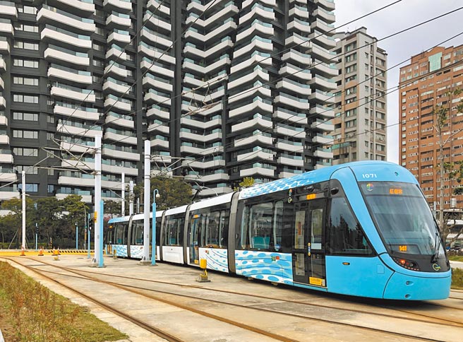 新北市长侯友宜宣示，2030新北市每十万人可享有3.8座车站超越东京的3.1座。图为淡海轻轨。（新北市捷运局提供／叶德正新北传真）