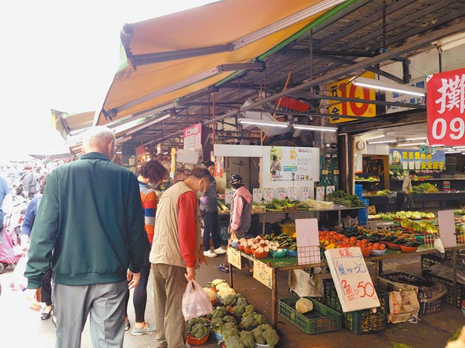 为振兴桃园经济，桃园市经济发展局推出2万组「桃园好市券」，额度200元，6月起民眾到14处传统市场、4观光夜市消费就可获得。（赖佑维摄）