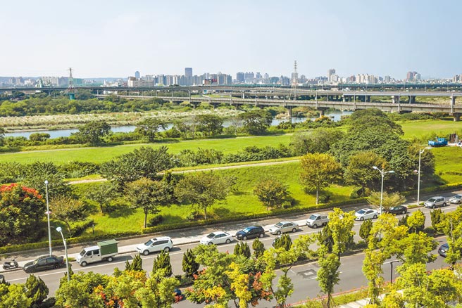 新竹县府规画头前溪高滩地从台1线头前溪桥开始到经国大桥，打造亲子运动休憩新绿带。（罗浚滨摄）