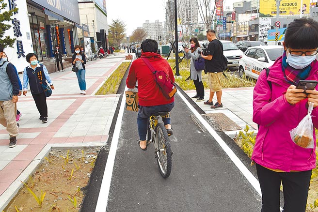 头份市中央路改造工程增设自行车专用道。（谢明俊摄）