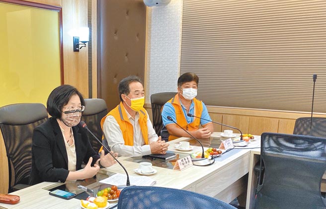 彰化大停電，第一時間縣長王惠美到台電彰化營業所了解。（台電提供／吳敏菁彰化傳真）