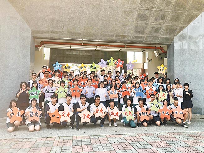 大学繁星放榜，南投县中兴高中成果丰硕。（中兴高中提供／廖志晃南投传真）