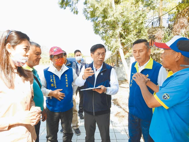 南投县长林明溱（中）、立委许淑华（左），17日到信义乡会勘。（南投县政府提供／廖志晃南投传真）