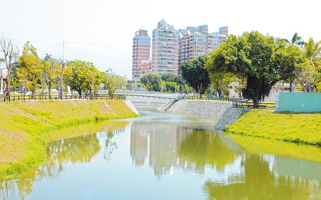 屏东县府打造復兴公园成为亲水公园，未来不仅有都市滞洪功能，更能有效降温。（林和生摄）