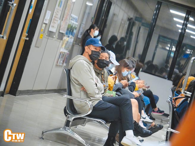 瘦子（前起）和女友被直击一起到医院妇产科看诊。（时报周刊提供）