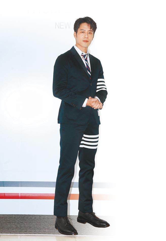 胡宇威出席Thom Browne微风专卖店开幕记者会，他说脚伤已痊癒泰半，现下最想做的事就是回去运动。Thom Browne深蓝色 4-Bar 西装外套3万3800元、白色衬衫1万5100元、深蓝色 4-Bar长裤1万9600元、红蓝白条纹领带8200元、黑色雕花皮鞋2万3600元。（粘耿豪摄）