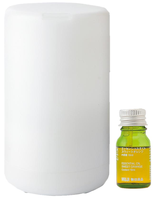 PChome 24h購物的無印良品超音波芬香噴霧器、甜柑橘精油，原價1980元，23日前特價1790元。（PChome 24h購物提供）