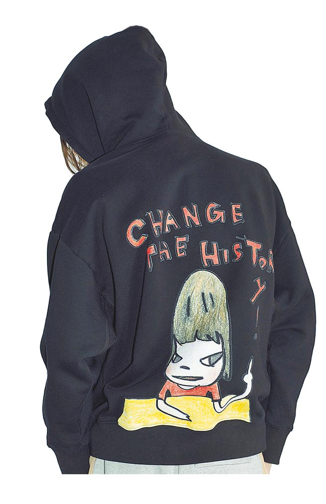 Stella McCartney x 奈良美智Nara Print Sweatshirt，2萬5200元，微風南山Stella McCartney獨家販售。（微風提供）