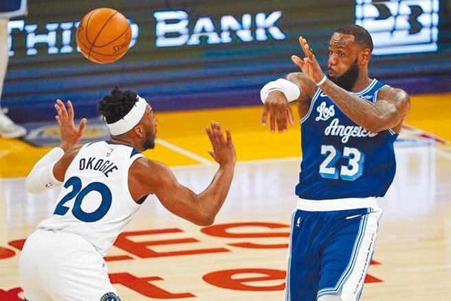 詹姆斯（右）缴出大三元成绩，创下NBA史上年纪最老的连续两场大三元纪录。（美联社）