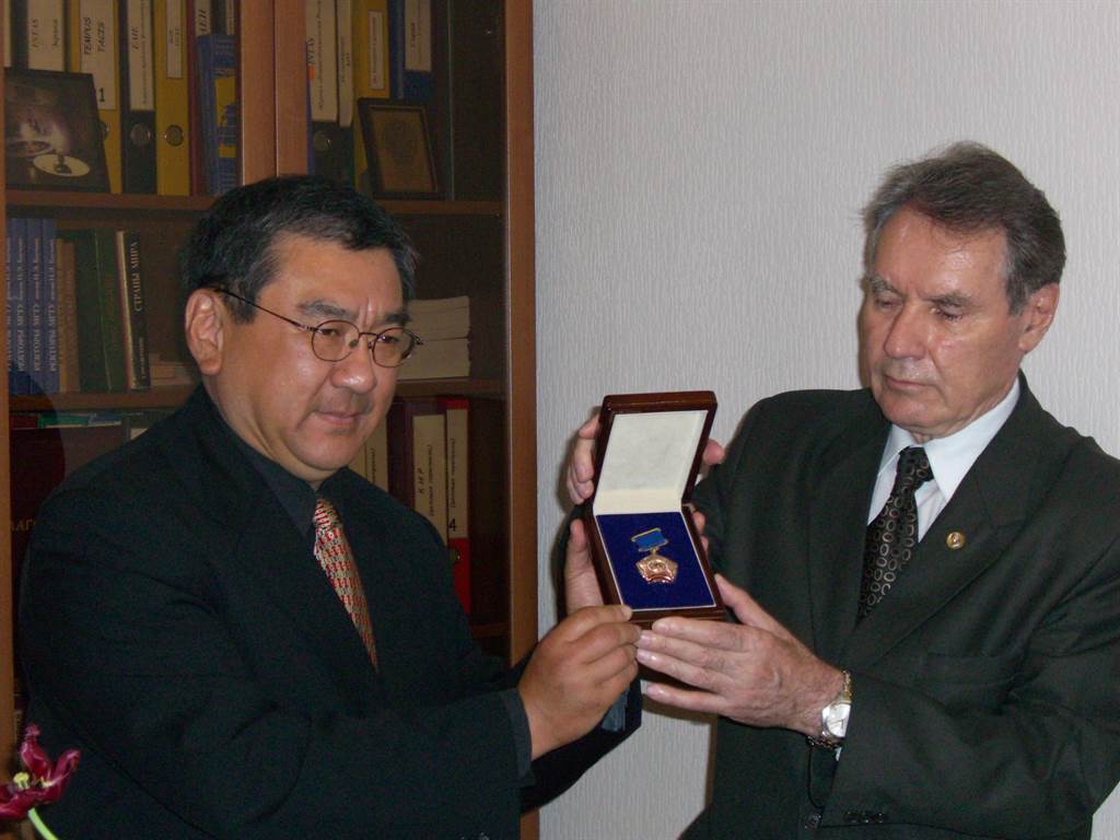 俄羅斯工程院(Russia Academy of Engineering，簡稱RAE)及國際工程院(Russia International Academy of Engineering，簡稱 IAE)於18日召開院士大會，大會選舉及通過新任國際工程院院士及通訊院士名單，由潤泰集團總裁尹衍樑(左)獲選工程院首位榮譽院長。(唐獎教育基金會提供／李侑珊台北傳真)