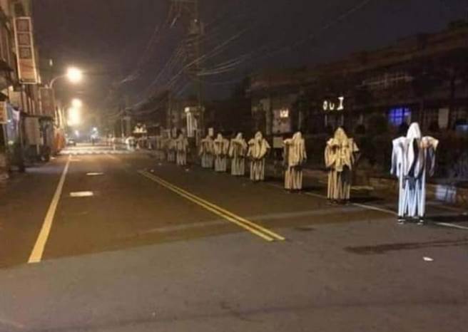 一位男子回家途中，竟见到路边竟站着「整排阿飘」，为数眾多，还摆出索命的动作，差点被吓到断气。(摘自爆废公社二馆)