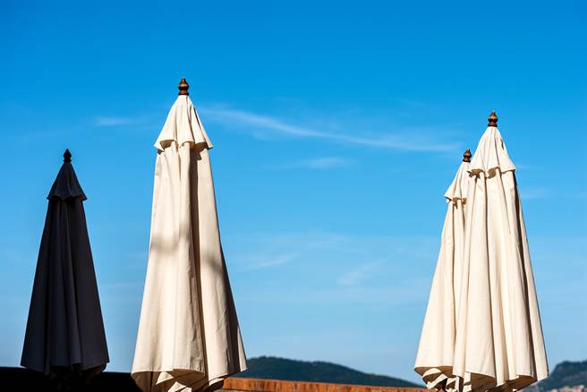 仔细看才发现，男子所看到的并不是阿飘，只是流动摊贩摆设的折迭伞而已。(示意图/Shutterstock)