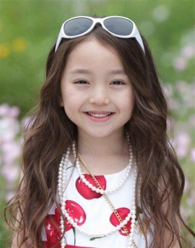 谷花音当年凭着小恶魔般的惊人美貌，被封为最美童星。(翻摄日网)