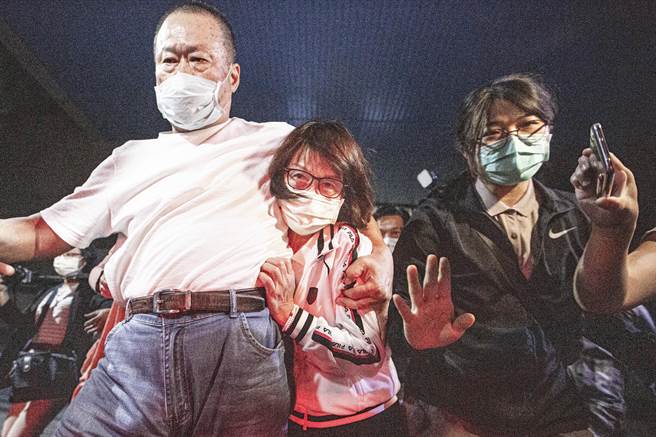 高市議長曾麗燕19日凌晨訊後以200萬元交保。（袁庭堯攝）