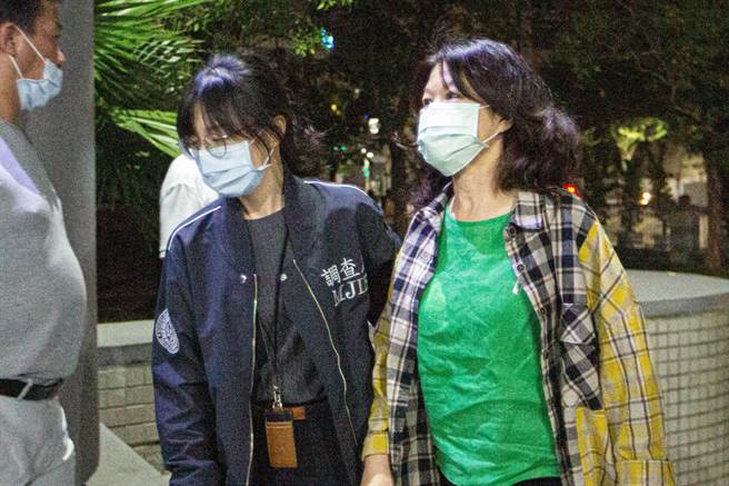 曾麗燕胞妹曾麗鴻（右）遭檢方聲押。（袁庭堯攝）