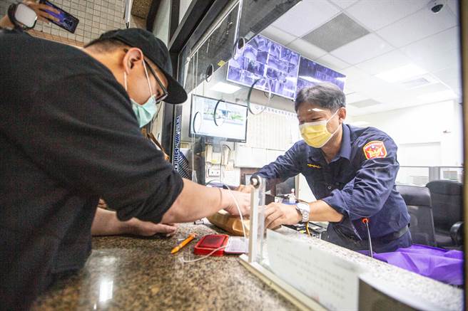 曾麗燕兒子（左）前來辦保。（袁庭堯攝）