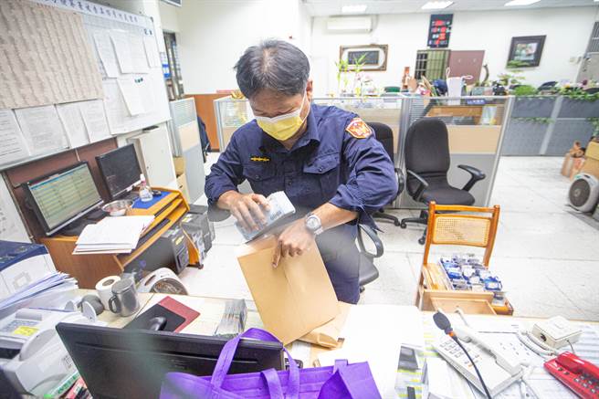 法警清點200萬元現金。（袁庭堯攝）
