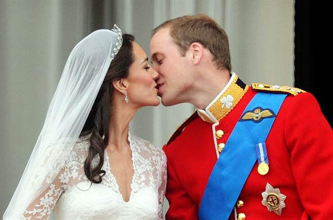 威廉王子与凯特在婚礼中重现王宫阳台的世纪之吻。（资料照／TPG、达志影像）
