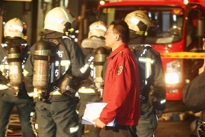 有個別消防人員連口罩也未配戴，穿梭在檢疫者中間。（杜宜諳攝）