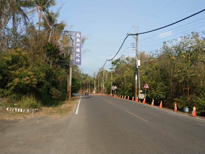 台版吳哥窟萬佛寺遊客暴增，玉井警分局加強違停取締。（讀者提供／劉秀芬台南傳真）