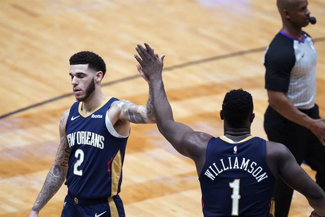 球爸认为朗佐鲍尔(左)不该继续待在鹈鹕打球。(美联社)