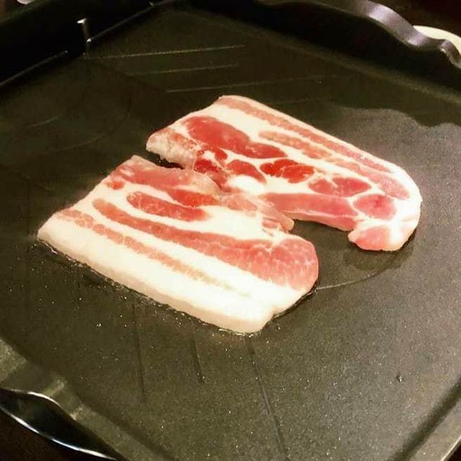 猪五花薄又小2片520元，老板称是天母本地猪，4千人秒傻眼。（图／翻摄自爆怨公社）