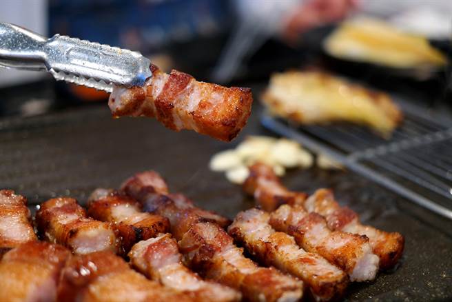 猪五花2小片要价520元，老板称是天母本地猪，4千人傻眼酸爆，天母哪里有养猪？（示意图／Shutterstock）