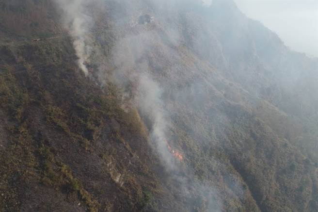 阿里山山区18日下午发生森林大火，延烧19小时仍未扑灭。（翻摄脸书「阿里山国家森林游乐区」）