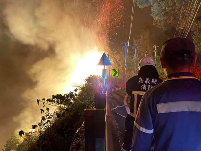 阿里山山区18日下午发生森林大火，火势之大染红天空。（嘉义县消防局提供／苏育宣翻摄）