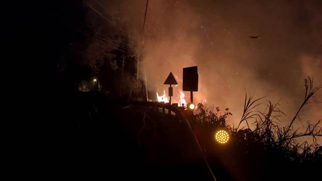 阿里山山区18日下午发生森林大火，火势之大染红天空。（嘉义县消防局提供／苏育宣翻摄）