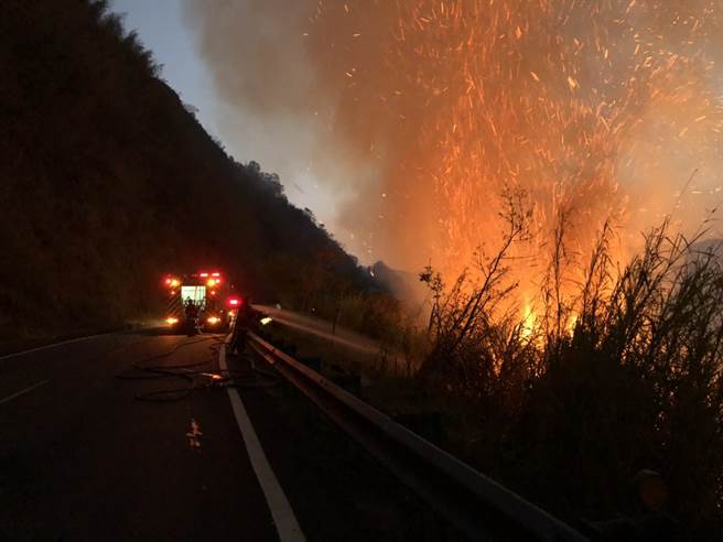 達邦公路林班地火警延燒到台18線下邊坡，從台18線可見濃煙直竄天際。（翻攝照片／張亦惠嘉縣傳真）