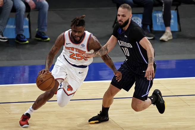 这场比赛最后关头几乎都看尼克后卫布洛克(左)、魔术后卫佛尼尔两人表演。(美联社)