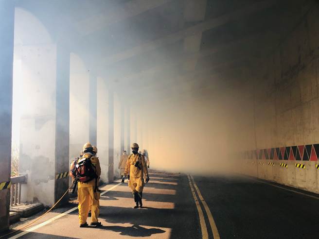 阿里山森林大火持續延燒，19日上午路過民眾目擊火警拍下照片，呼籲今明兩日盡量不要上山，圖為打火英雄在濃霧中持續灌救。（翻攝PTT八卦板網友mmm2691246）