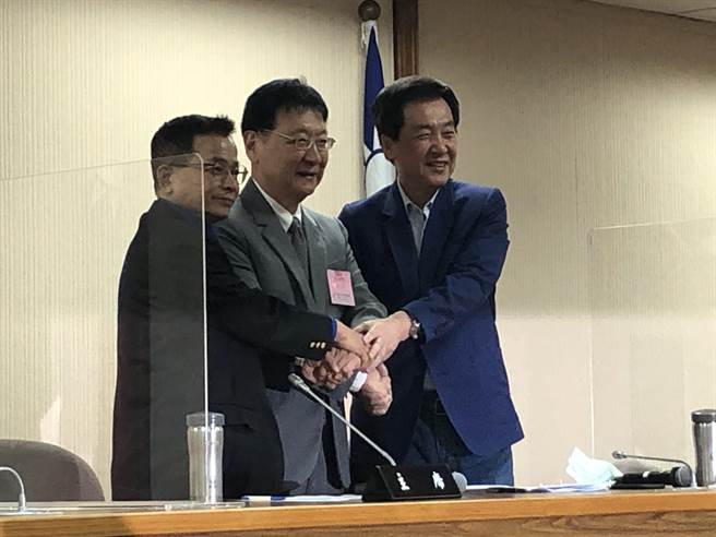 中广董事长赵少康今天在蓝委赖士葆陪同下，宣布推动「内阁制」，记者会一开始，国民党团总召费鸿泰前来致意。（赵婉淳摄）