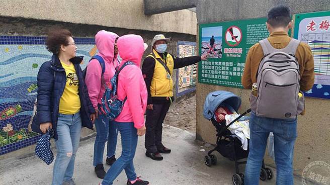 行动旅服旅游安全宣导民眾勿踩踏绿石槽（北观处提供）