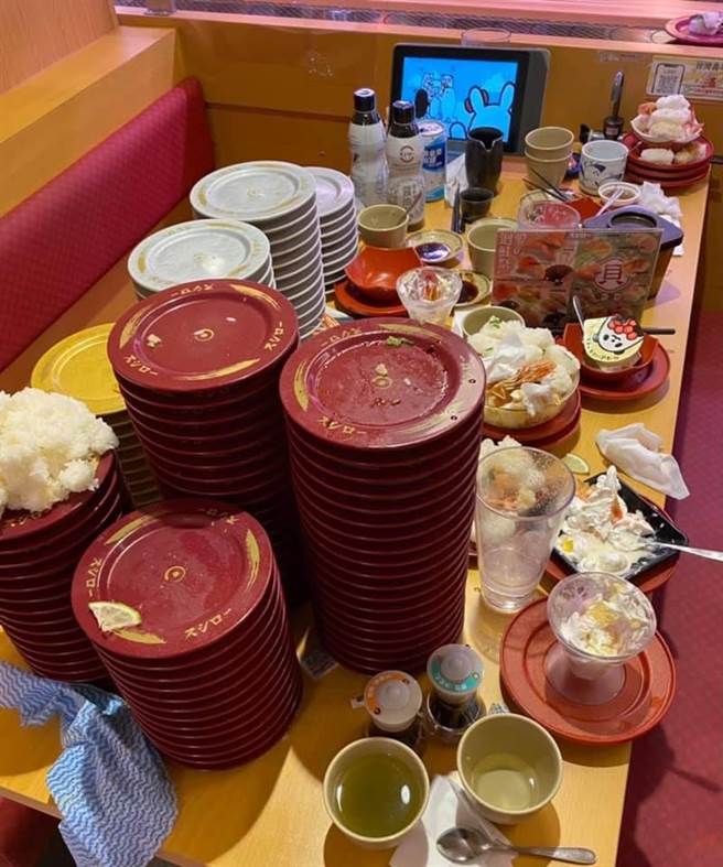 鲑鱼之乱展现台人丑恶嘴脸，员工心痛曝，收桌出现比假日多六倍的厨余量。（图／翻摄自靠北寿司郎）